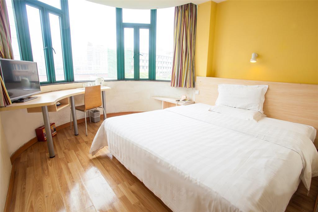 7Days Inn Shanghai Caobao Road Metro Station Стая снимка