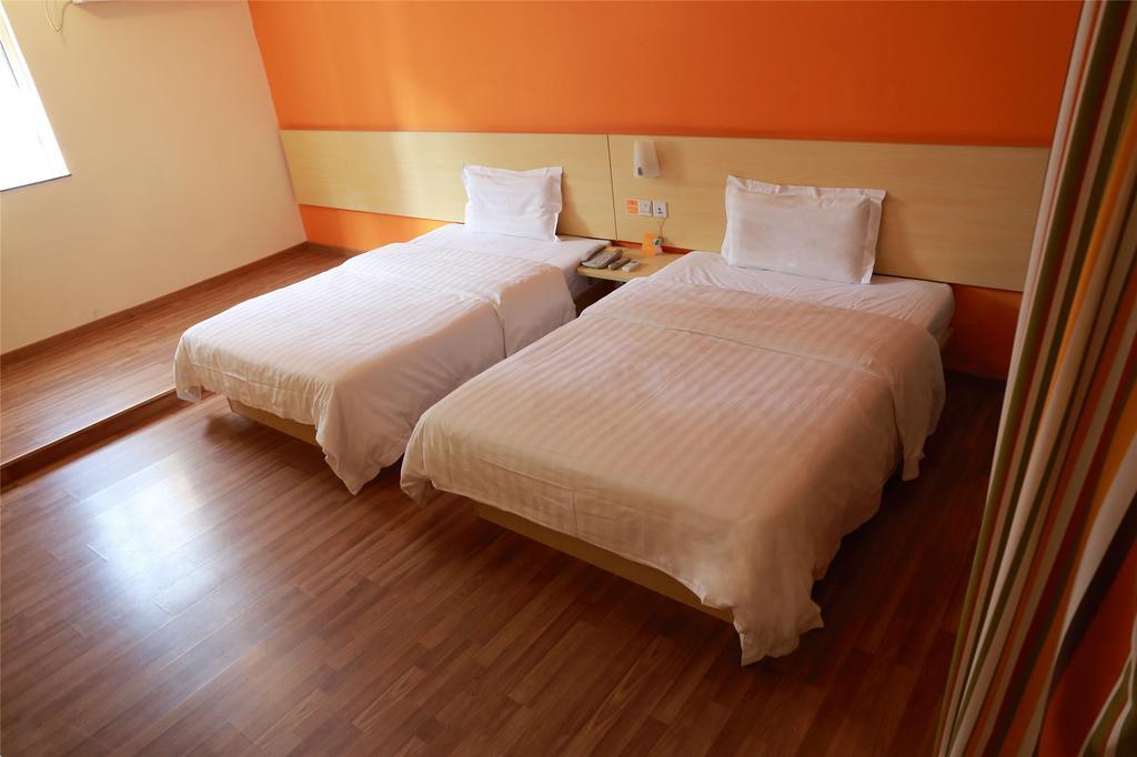 7Days Inn Shanghai Caobao Road Metro Station Стая снимка